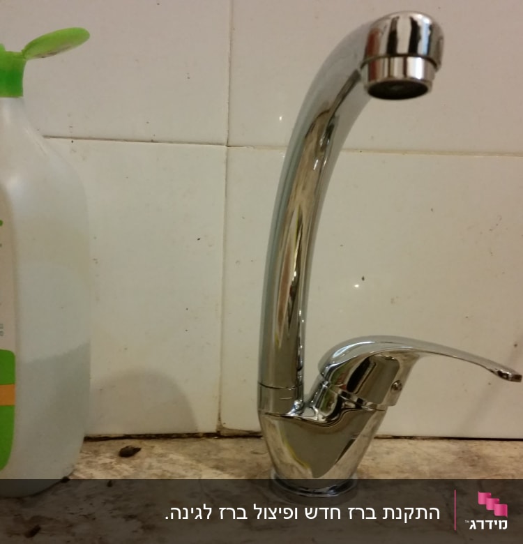 ברז כרום מותקן על משטח מטבח